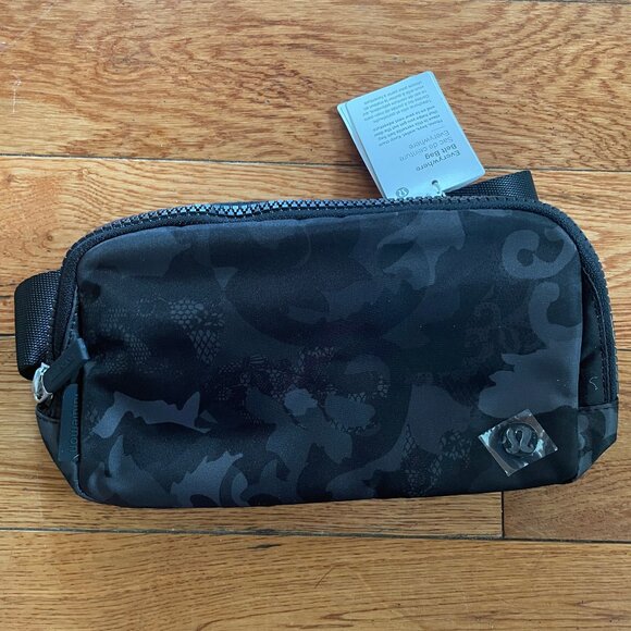 NWT Lululemon Everywhere Belt Bag 1L Black Lace Camo - Picture 1 of 1